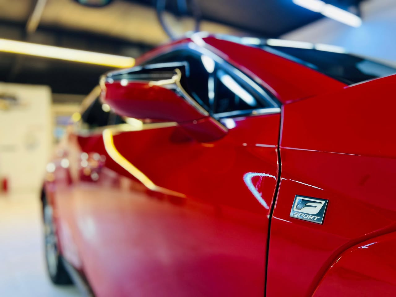 للبيع — Lexus UX 250h موديل    2022 🚘

🔥 فخامة يابانية | توفير وقود عالي جدًا | حالة ممتازة 🔥

إذا تريد سيارة نظيفة، فاخرة، واقتصادية بالبنزين وتعيش وياك سنين بدون وجع راس — هذه هي الخيار المثالي 👌

🔹 الموديل: Lexus UX 250h

🔹 السنة: 2022

🔹 الفئة: Base

🔹 المحرك: 2.0 لتر — 4 سلندر هايبرد (بنزين + كهرباء)

🔹 القوة: حوالي 181 حصان

🔹 القير: أوتوماتيك CVT ناعم جدًا

🔹 اللون: أحمر أنيق 🤍

🔹 الممشى:  (حوالي ٧٥ كم )

🌟  المواصفات:

✔ نظام هايبرد موفر للوقود — مناسب للزحام والطرق السريعة

✔ صرفية ممتازة جدًا:

 • داخل المدينة تقريبًا 1 لتر لكل 18–20 كم

 • على الطريق السريع حتى 1 لتر لكل 22 كم

✔ أنظمة أمان متكاملة Lexus Safety System+

 • رادار أمامي

 • مثبت سرعة ذكي

 • تحذير خروج عن المسار

 • نظام منع الاصطدام

✔ شاشة معلومات وترفيه

✔ تشغيل بصمة / زر

✔ مكيف قوي جدًا

✔ هدوء داخل المقصورة + عزل ممتاز

✔ مقاعد مريحة بخامات راقية

✔ سيارة مثالية للاستخدام اليومي والسفر

📦 المساحة:

🔸 5 ركاب

🔸 صندوق خلفي عملي جدًا للبيت والسفر

💎 السيارة تجمع بين الفخامة + الاعتمادية + التوفير

💎 تكاليف تشغيل منخفضة جدًا مقارنة بسيارات بنفس الفئة

💎 خيار ممتاز للمدينة والطرق الطويلة

💰 السعر: ( 217) — قابل للتفاوض بالمعقول

📞 للتواصل: (‭***********‬)
