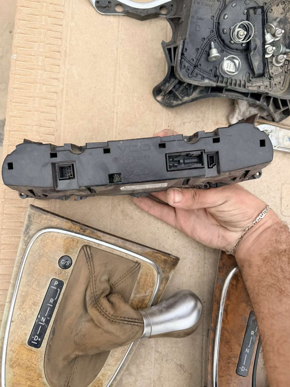 سلام عليكم غراض w221 كل موديلات يرهم بسعر التراب  1_صاجة كير هيه واليدة ب 15 الف وصاجة اللخ ب 10 
تحكم تبريد كامل وشغال ل 30 و3_ دركة هيه والايرباك والتحكم ب 35 الف 
كشن مال سايق ب 10 الف
جامات مال مازدات30 الف ما تحتاج جلي ولا تنظيف مابيها كسر 
كشن خلفي كامل هوه والحزام الامان ب 25 الف 
كفر مال بردة خلفية ب 10 
فرس خلفي ب 10 
بطاين كاملة ب 30 الف كلهن ام ايرباك
المكان بغداد زيونة  ***********
