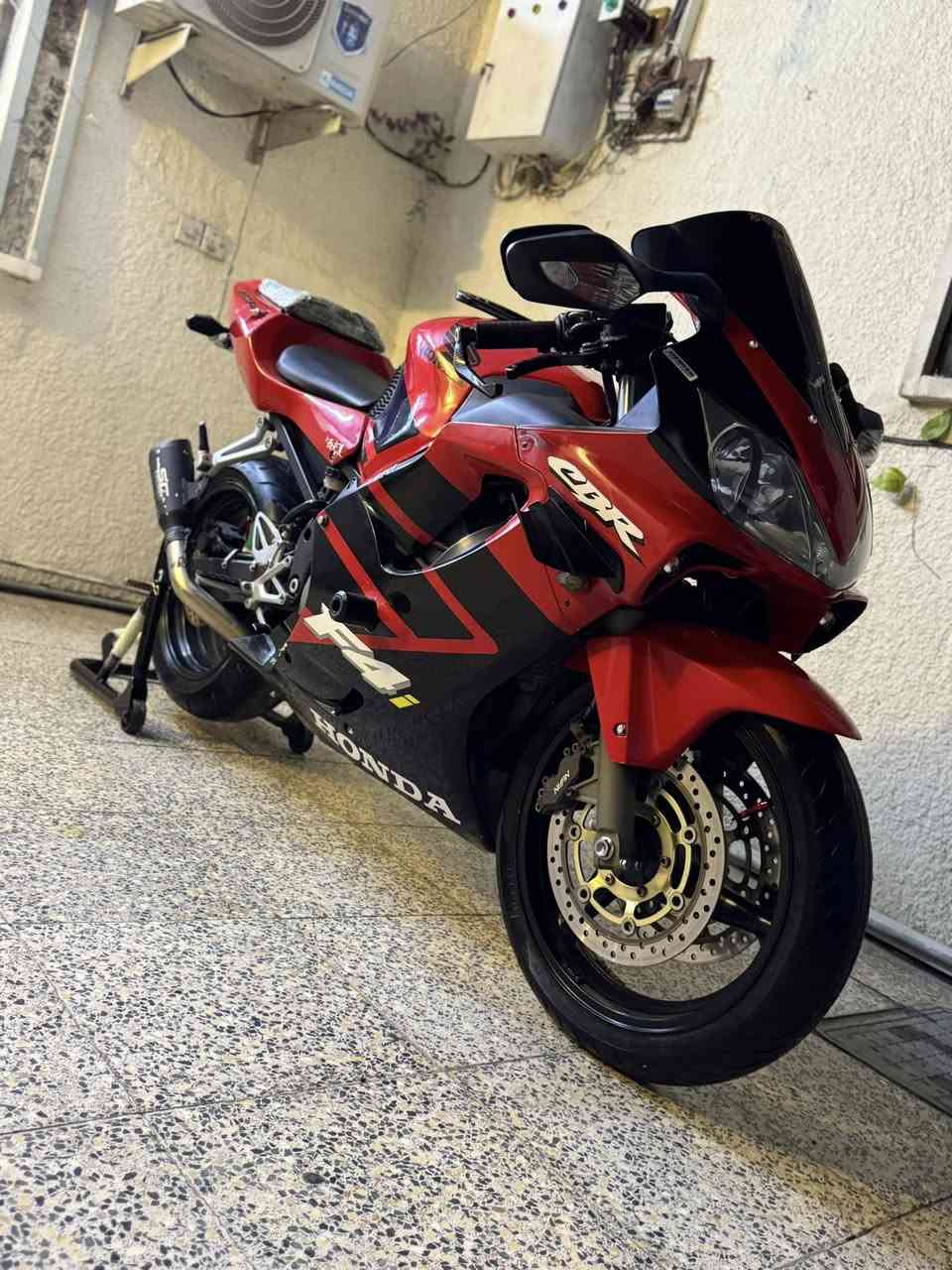 السلام عليكم أمّ فور أي للبيع
مكينه 600
موديل 2004
مكفوله كفاله عامه أي نقص ما بيها
السعر (30$) ورقة 
الرقم ***********
