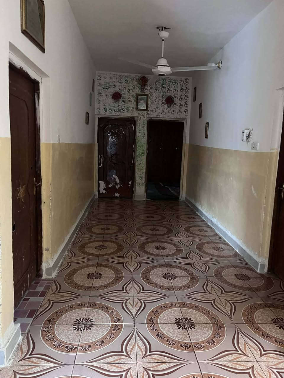 يالله
السلام عليكم بيت مع 3 قطع للبيع مساحه الارض مع الدار 1075متر متكون من 4 غرف نوم استقبال خارجي 
الموقع الشارع التبليط في منطقه الخماس ابفرع ابو كاضم ارو مجاري وماء وكهرباء مولد خارجي + برج انترنيت 
للستفسار على الارقام ‏‪***********‬‏
***********
