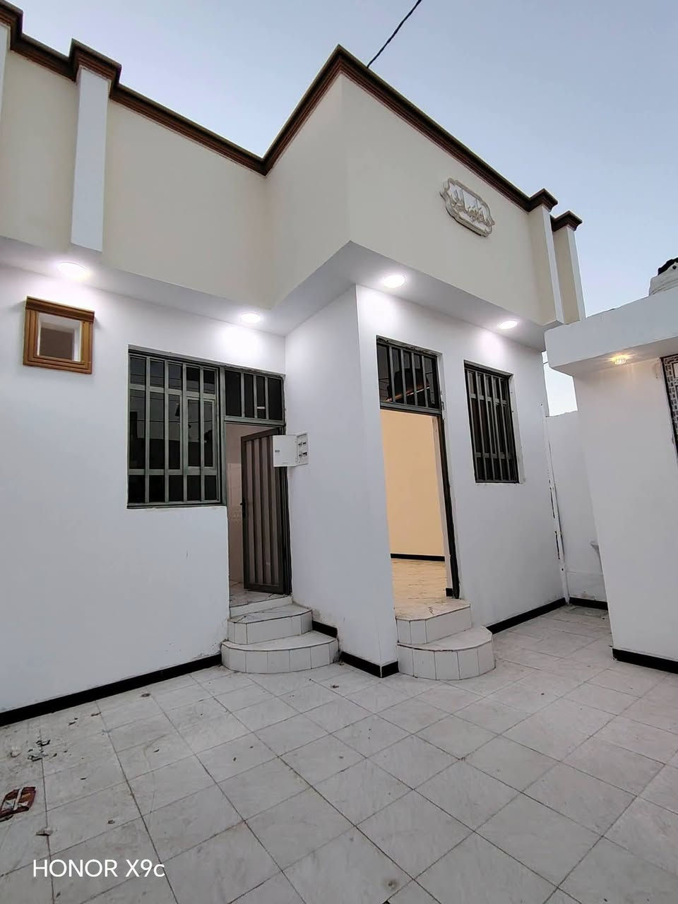 عقارات احمد جزيره 🏡
دار للبيع المساحه150متر🏘
#العنوان :البصره شط العرب الجزيره باب الهوى
#يحتوى_الدار_علـّۓ 
أسقبال، صاله، غرفتين منام، مطبخ،✅
صحيات داخليه، خارجيه كراج، مناور
#نوع_البناء: البتلو طابوق +شيش ابو 16ملم بناء بلوك✅
بناء حديث تسليم مفتاح جاهز للسكن شغل درجه اولى
#الخدمات كامله🌹
#نوع_طابو: صرف زراعي بأسم عراقي البيع مباشر حصراً✅
#السعر 65وقابل للتفاوض🌷

#للأسفسار📲
***********📞
***********📞
