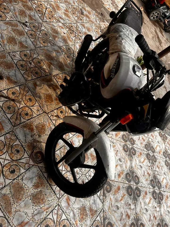 السلام عليكم دراجه بوكسر موديل 2020 دراجه رقم مسنويه دراجه حلوه ونضيفه  محرك مفتوح مراه وحده تجفيت مال شركه مكان القرنه  رقم صاحب الدراجه. ***********
