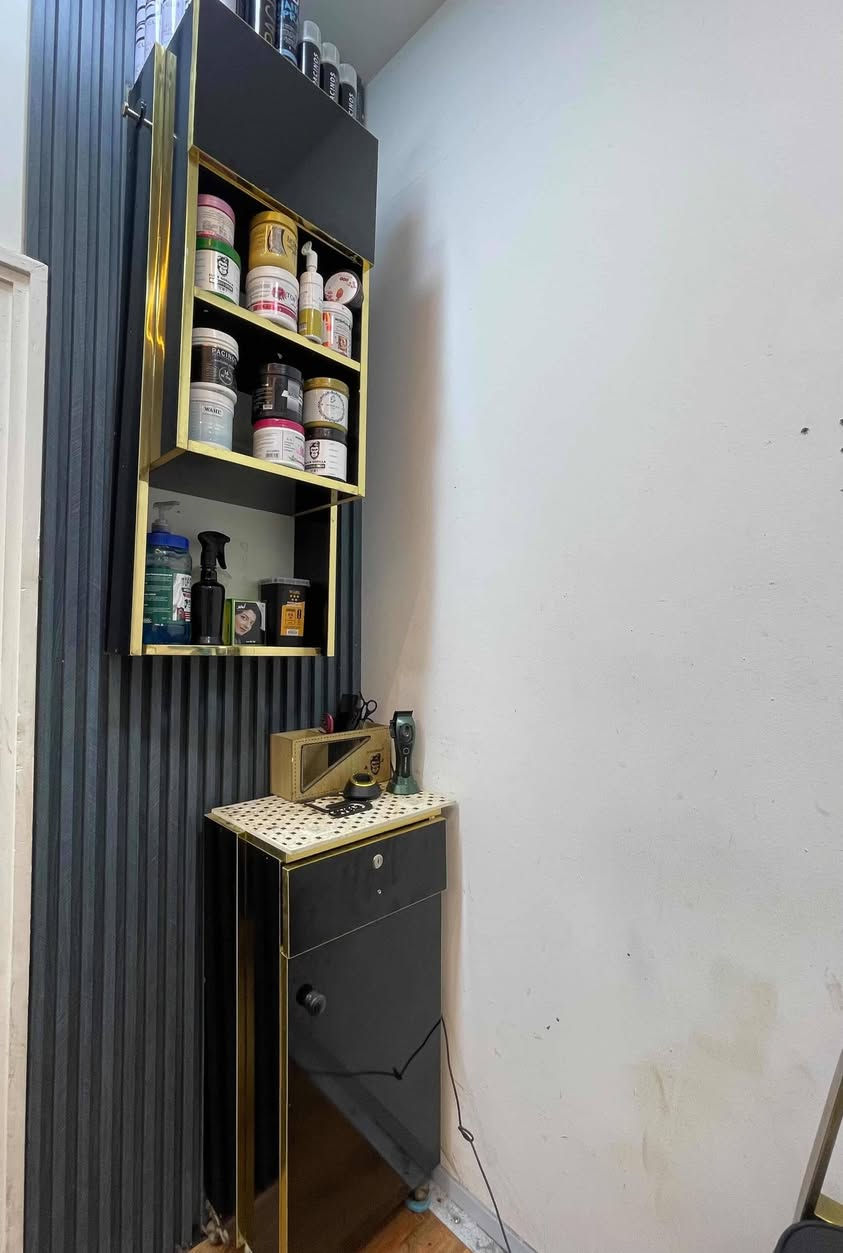 غراض حلاقه للبيع 3كراسي نضيف +سيت 4قطع رف وميز  +ومرياه وعربان سعرهن 450 كلهن وبي مجال واتساب ***********
