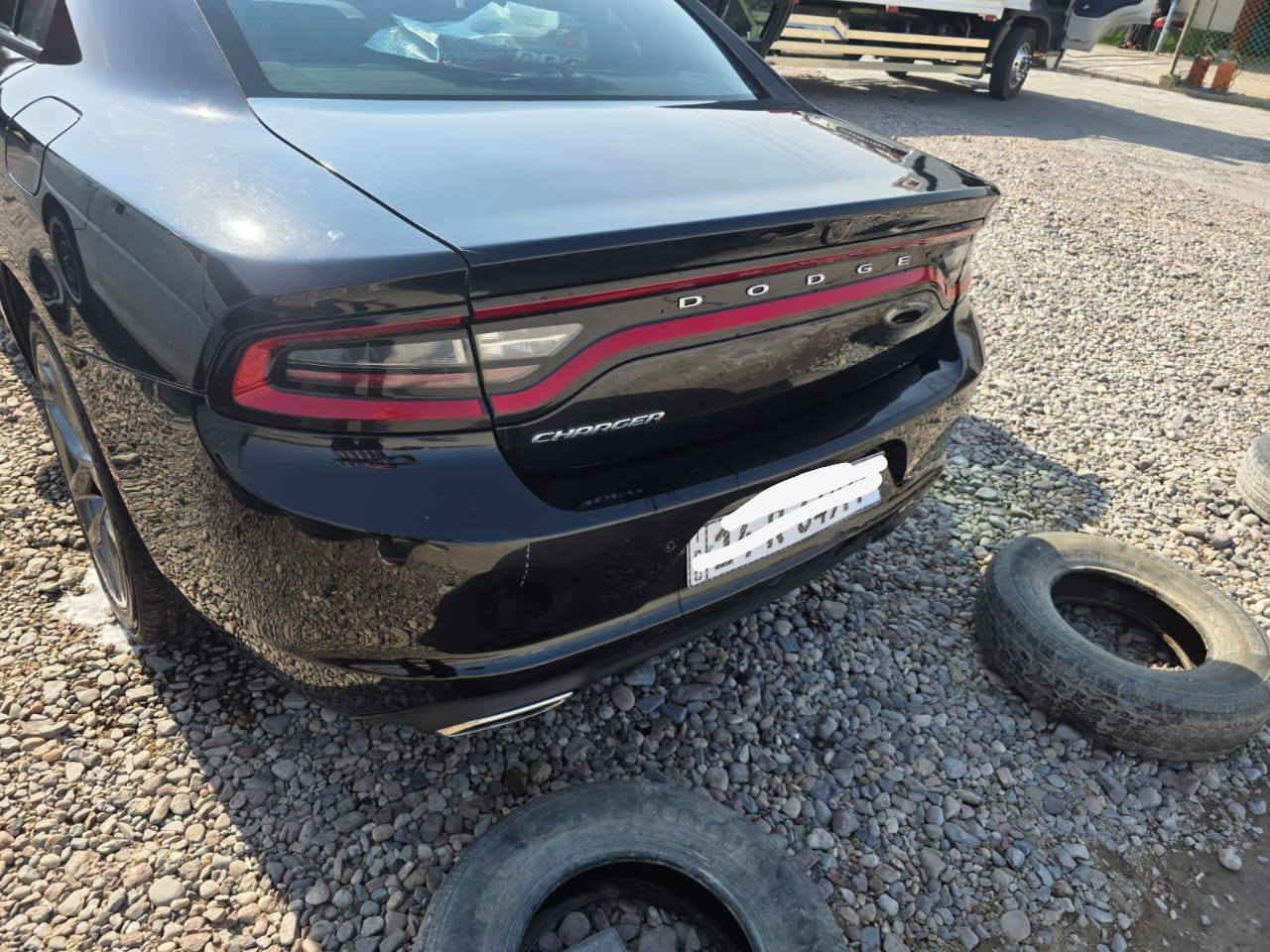 📣 دوج جارجر 2023 - بحالة ممتازة (وارد أمريكي) 🇺🇸
سيارة مال جنّاي ونظيفة جداً، استيرادي الخاص ومستخدمها بإيدي.. يعني السيارة "على وضع الشركة" ومكفولة من كل نواحي الميكانيك والكهرباء  ضررها خلف العبر جاملق كما موضح 

⚙️ المواصفات والتفاصيل:
الموديل: 2023.
المحرك: 3.6L (V6) - بحالة ممتازة.
الرقم: بصرة ألماني.
المسافة المقطوعة: 77 ألف كيلومتر فقط.
الحالة العامة: كلشي شغال (تبريد، كهربائيات، أنظمة)، السيارة برغي ما متبدل بيها.
🛠️ حالة البدي (الضرر):
السيارة وارد أمريكي، الضرر كان بالجاملغ الخلفي وجهة العبري:
تبديل باب خلفي (جهة العبري): بقطعة أصلية موديل 2023 ونفس اللون الأسود (بدون صبغ).
الجاملغ الخلفي: صبغ فقط لتعديل الضرر.
الشاصي واللغد: سليمات 100% وكفالة بشرط الفحص.
✅ الكفالات (بشرط الفحص):
كير: كفالة عامة.
محرك: كفالة عامة.
كهربائيات: كفالة (كلشي شغال 100%).
ميكانيك: كفالة "برغي ما متبدل" وعلى وضع الشركة.
💰 السعر والمعلومات:
السيارة جديدة جداً وما محتاجة أي مصاريف، "دير بنزين واطلع".
السعر: 265. قابل للتفاوض (بالمعقول) بعد المعاينة.
📞 للتواصل والاستفسار، يرجى الاتصال على الرقم التالي:
0 770 708 8220 الزبير, البصرة
