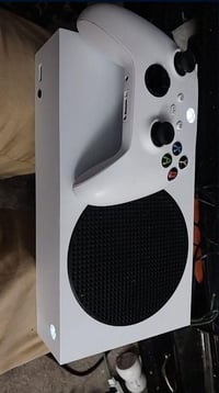 جهاز اكس بوكس سيرس إس نضيف مع ثنين جوستكات و كامل ملحقات سعر 300 الف ق...