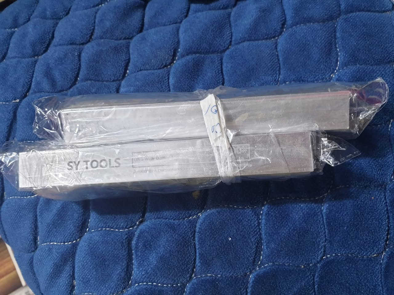 هذا المنتج هو حجر شحذ ماسي من العلامة التجارية SY Tools، وتحديداً بنعومة 1000 حصى (1000#).
الاستخدام: مصمم لشحذ وتلميع شفرات السكاكين، أدوات المطبخ، وأدوات النجارة بدقة. 
المميزات: توفر هذه الأحجار أداءً عاليًا لتشكيل الزوايا المحددة وإعادة الحافة الحادة للشفرات. 
التوافق: مناسب للاستخدام مع أنظمة شحذ السكاكين ذات الزوايا الثابتة مثل Ruixin pro. 
سعر القطعة  ١٠٠٠٠ يوجد ١٤ قطعة 
لطلب الاتصال على  الرقم 
***********
