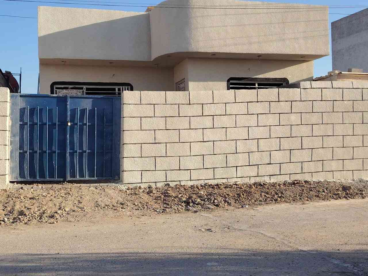 السلام عليكم بيت للبيع مساحه البيت 220 قريب على تقاطع الخنساء على الشارع العام على طريق النهروان خدمات كامله ماء وكهرباء سعر 50 *********** ***********
