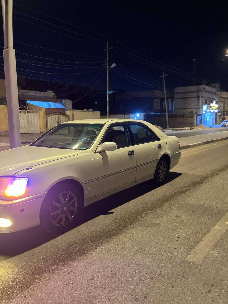 السلام عليكم اخوان سيارة ملكة سيارة أصولية شاصي 71 بيها مدكر باليابان وضربة من كدام وبيها تلحيضات صبغ حدادية جديدة عربانة جديدة ويل كب برونزي نجمة 
مكينة جديده تخم تاير سيارة صافية مكينة فيفيتي فيشتين 
السعر 98وبيها مجال قليل 
رقمها بصرة العنوان البصرة حي المهندسين هاتف ***********
