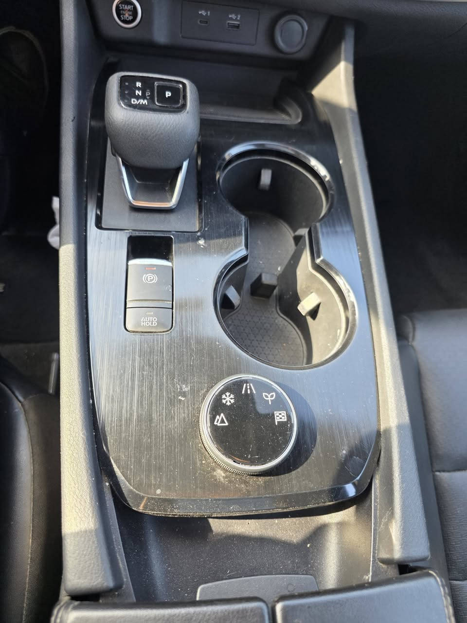 السلام عليكم للبيع نيسان روج كامل مواصفات بانوراما دبل اكسل كشنات كهرباء داخل اسود كامل المواصفات مرقم اربيل سنوية بأسمي ماشية ٧٨٠٠٠ بدون صبغ ضرر دعامية فقط كلشي بلاد تخم اطارات جديد 
السعر ١٧٥
***********
