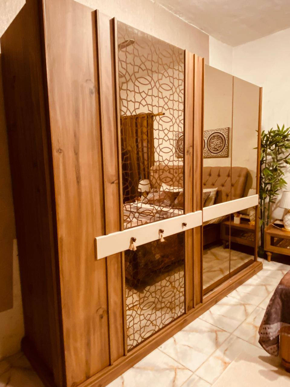 غرفه تركيه من مزاج 7 قطع
نظافه 💯 💯 
مخزن بالسرير هايدروليك 
اريده ب850 مستعجله على بيعته *********** واتساب فقط
