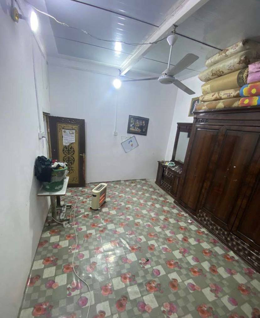 للبيع بيت حواسم
بيت حواسم مساحة 125 متر
البيت نظيف وعالي عن شارع
متكون من ديوانية
غرفتين قياس 5\4
مطبخ + حمام داخلي + صحيات خارجية
البيت مثل ما موضح بصور
موقع البيت حي الشرطة 
شارع 60 قرب سوق النرجس
السعر 13 
***********
