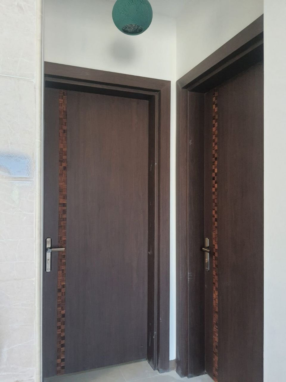 السلام عليكم ورحمة الله تعالى وبركاته.
من رخصة الادمن المحترم.

اعلان ايجار لـ( شقق مكتبية او طلاب حصراً ) عدد الشقق  ( 2 ) .

توجد شقتان حديثتان في طابق ( ارضي + اول ) بموقع ممتاز مقارب الى الشارع العام في المنصور.

موصفات الشقتان :

 تحتوي على ( صالة كبيرة + مطبخ + حمام حديث + مكان لوندري + غرف نوم عدد 2 + منور عدد 2 + موقف سيارات )

مجهزة الشقتان بـ( سبالت لجميع الشقة  + انارة حديثة + ستائر + مراوح سقفية + سخان ماء + بوستر ماء + خزان ماء + خط مولدة )

العنوان : المنصور - حي العربي - مقابل مطعم زرزور - مجاور لحم عجين الموصلي - الشارع العريض.

للاستفسار  :

***********
