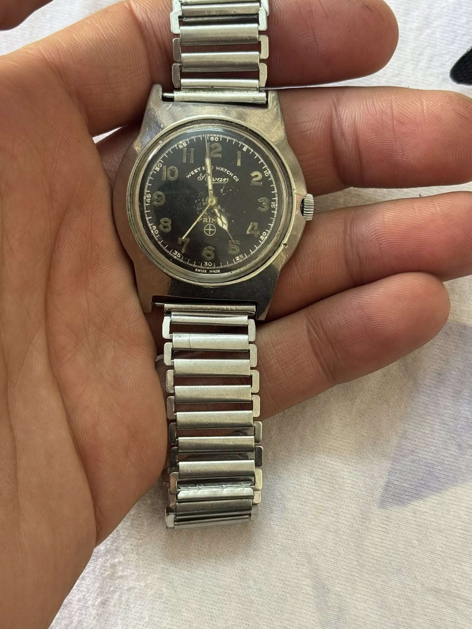 مجموعة ساعات للبيع
توماتيك / تكويك
روسي/سويسري/الماني 
عدد 6
كلهم شغالين 
سعر الكل 225 الف
يوجد توصيل لجميع المحافظات 
***********
