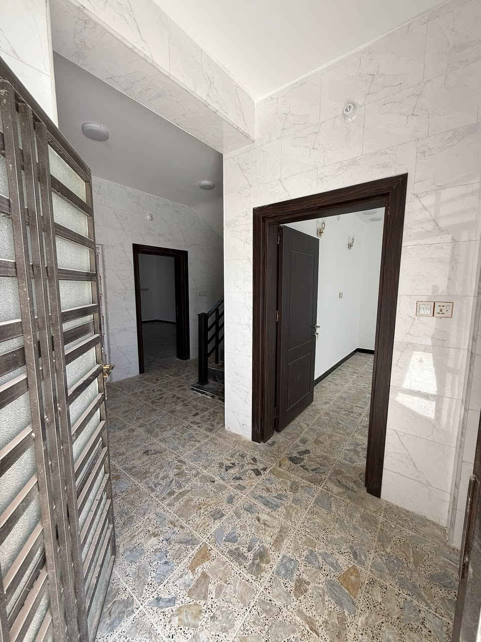 دار سكن حديث للإيجار 
محافظة النجف الأشرف 
مجمع بيتي الاول
مساحة 200 متر طابقين درجة اولى بناء حديث وراقي
الدار ركن وثالث بيت عن شارع المجمعات ومقابل بوابة دخول مجمع الأميرات الثانية مباشرةً 
يحتوي أربعة غرف نوم وثلاثة صحيات ومطبخ حار وبارد واستقبال وكراج يتسع لسيارتين وحديقة ومنور وبالكونتين
تانكي وماطور وسخان جاهزات والحديقة مدفونة بس تزرعها
سعر الإيجار/ 500 الف
الراغب بالإيجار يتصل بنا
*********** 
عقارات صادق الخزعلي
