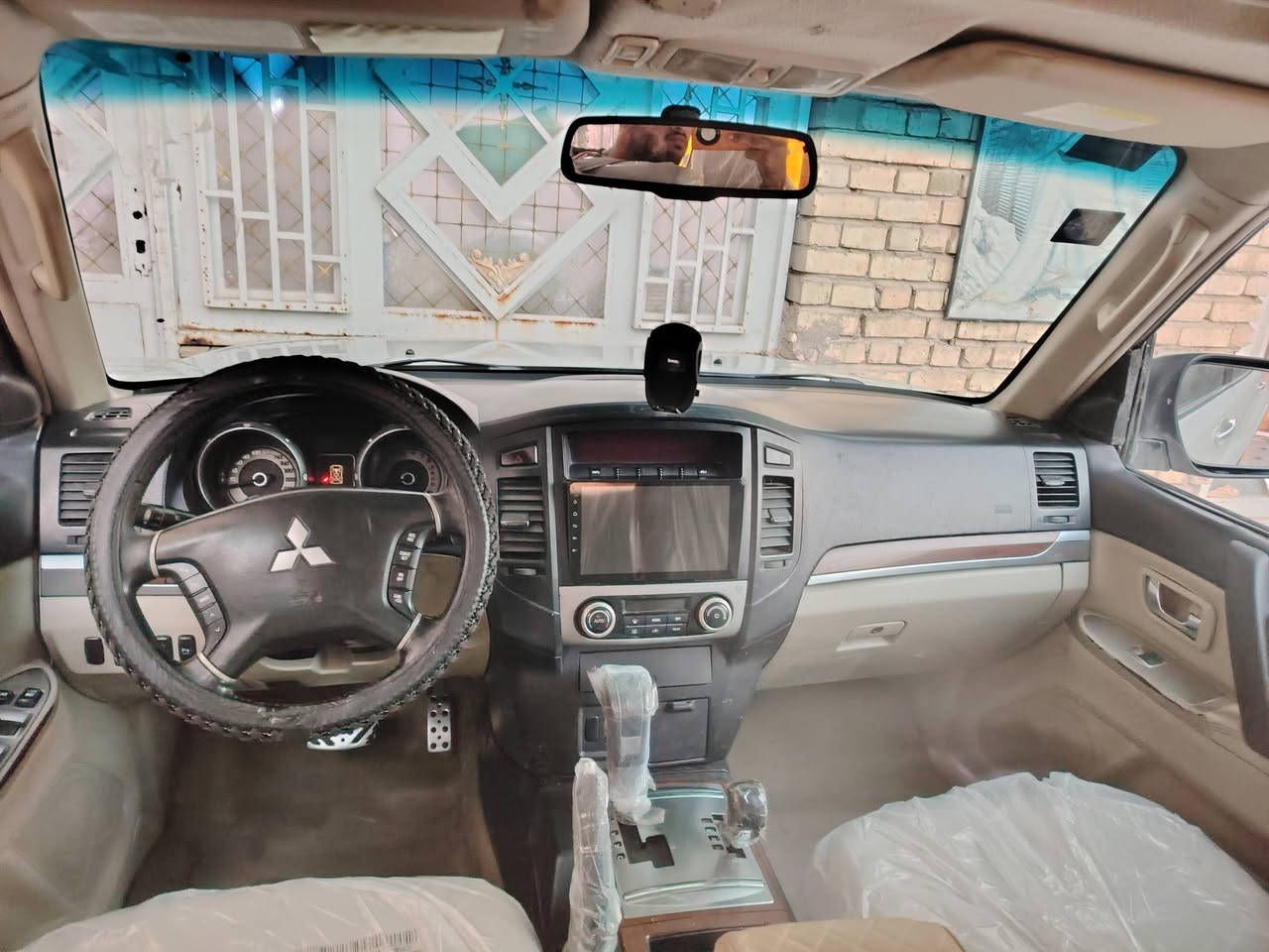 السلام عليكم سياره للبيع باجيرو ٢٠٠٨ خليجي حب تور رقم بغداد الإنكليزي بسمي سنويه إلى ٣٠ هزه جديده محرك كير تبريد ثلاث قطع خير من الله لو كير كله شغال تخم تاير جديد مكان السياره بغداد ناحيه الوحده الاتصال على الرقم *********** أو *********** السعر ١١٠ ورقه
