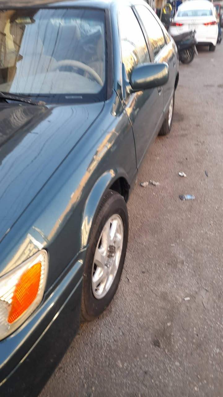 سلام عليكم كامري امريكي 
موديل ٢٠٠٠ رقم بصره  رقم الجديد باسمي سنويه وهزه جديده  تخم تاير  محرك وكير مكفولات كهربائيات كلها شغاله دوشمه جديده مصبوغه عام  حادثها جاملغ امامي   للبيع امراوس حسب القناعه عارضها ٦٥ وبيها مجال للتواصل ***********مكاني بغداد
