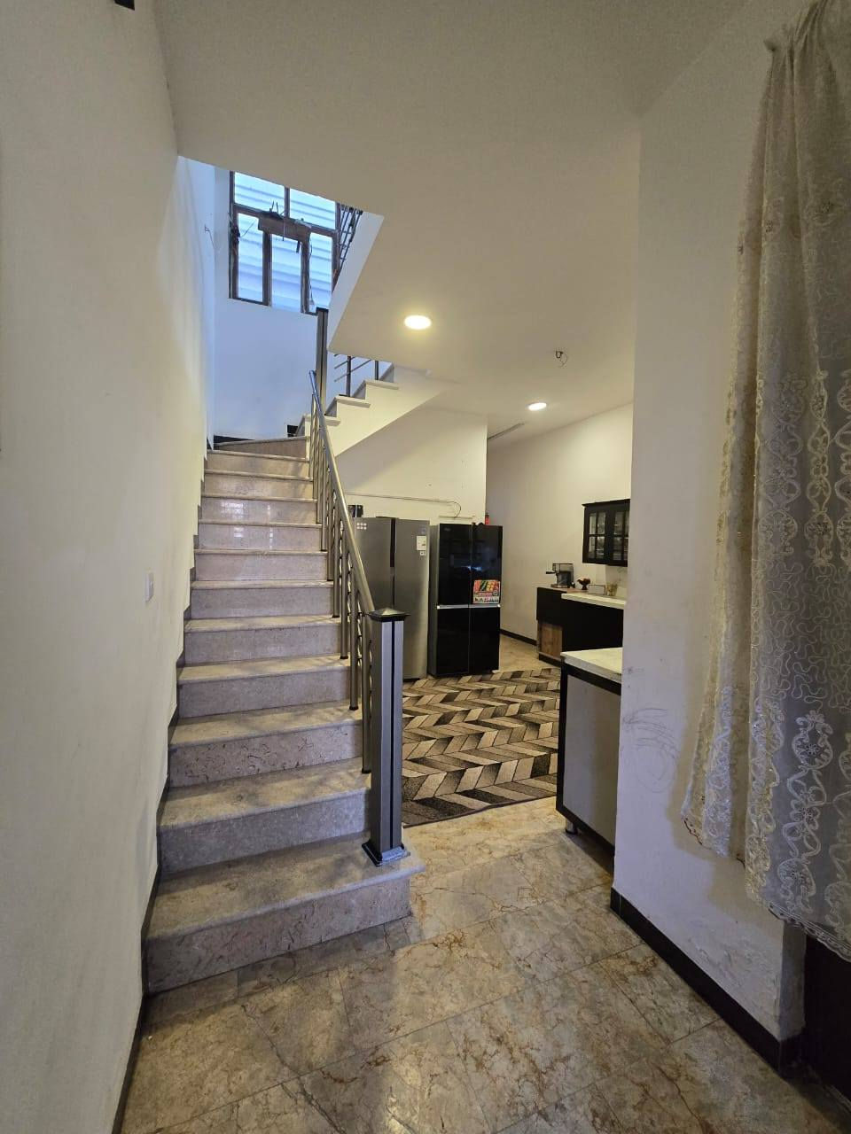 دارطابقين ونص  مساحه ١٠٠متر واجهه ٥م نزال ٢٠م في حي الصديق شارع ١٥م تبليط (رقم العقار ٨٩٧ ) بدايه المنطقه يحتوي على ٤ غرف نوم مع استقبال مع حولي مع مناور مع خدمات ...
للاستفسار 
مكتب الشاكرين للعقار 
***********📲
***********📞
ابي غريب-حي الصديق-الشارع الرئيسي
