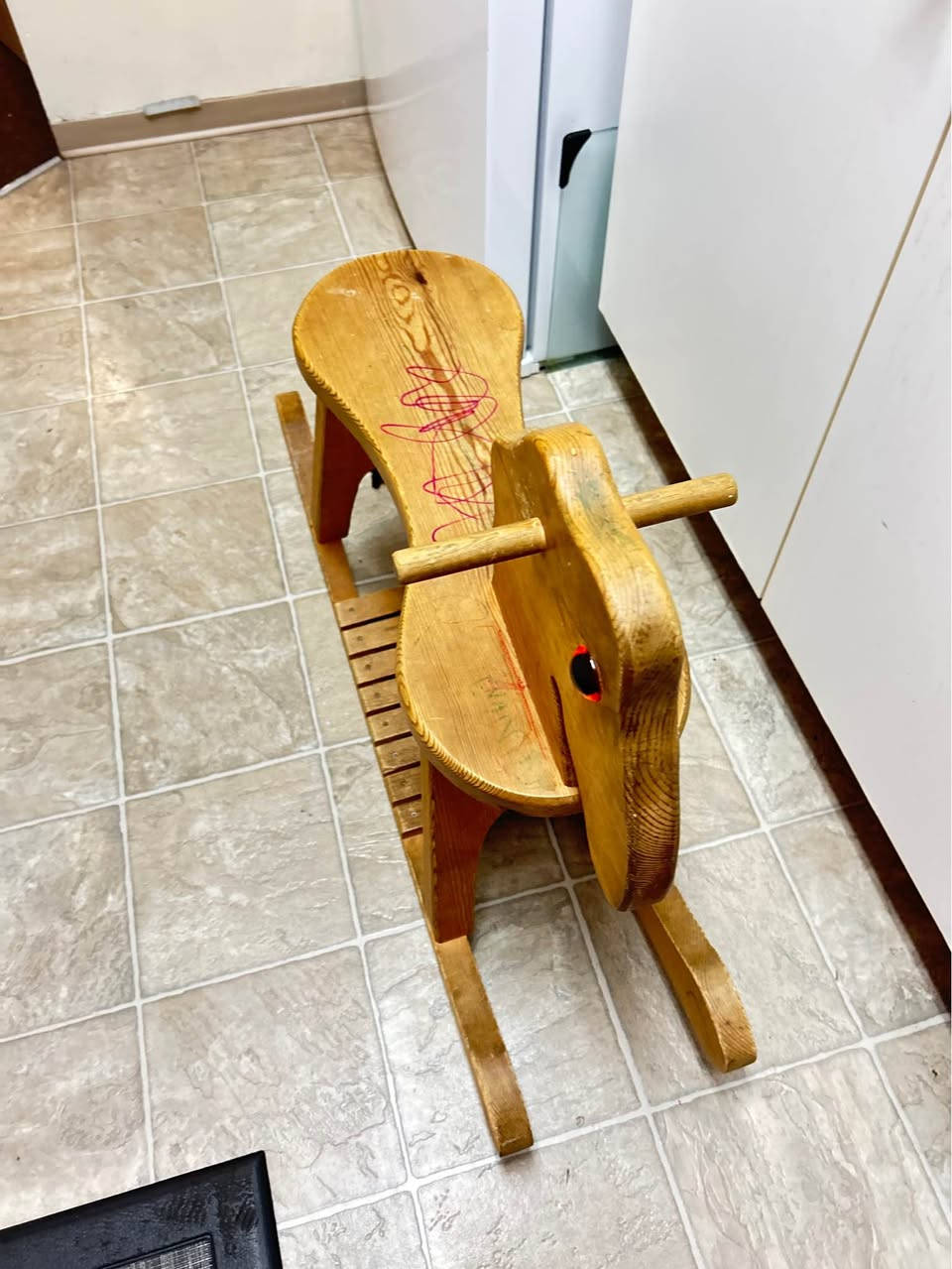 Wooden rocking horse has a natural finish with a yarn tail. This toy is constructed from solid wood and features red plastic eyes and a slatted footrest. Burnaby, BC


**إذا كنت صاحب هذا الإعلان وتريد حذفه لأي سبب، رجاءا أرسل رسالة إلى الدعم الفني**