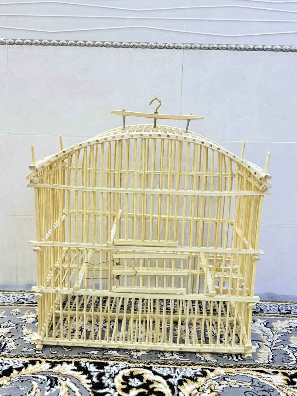 سلام عليكم 
قفص بلبل جديد مامستعمل 
ارتفاع 62 سم
العرض 60سم
شراي يتفضل خاص 
سعر 35 وبي مجال
***********
