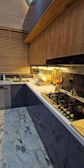 للبيع بيت مساحه ١٢٠ متر بناء درجه اولى

واجهه ٧ ونص متر ونزال ١٦ متر 

واجهه حجر 

الارضيه الطابقين مرمر اسباني

كهرباء دفن بوري شنايدر 

صبغ البيت بالكامل جوتن درجه اولى 

اضاءه حديثه داخل البيت مع ديكورات سقف جبسن بورد 

باب قاصه الصاله وابواب الغرف صاج درجه اولى

طابق الارضي / صاله ومطبخ وهول وغرفه نوم وحمام درجه اولى جاكوزي ومنور داخلي

مع صحيات خارجيه قرب الصاله

طابق الثاني / ٣ غرف نوم وحمام

وبالسطح مخزن حديد ٤×٥ متر

مع نظام كامل دفن / سبالت وكامرات وانترنت وستلايت 

العنوان الدوره / مقابيل شارع ابو الطياره شارع المصافي بعد كلية دجله/ شارع ليمونه المربع الذهبي 

طابو زراعي سند ٢٥ اقرار محكمه
شارع عرض ١٠ متر مقرنص بالكامل

السعر على الخاص 
الهاتف :***********
