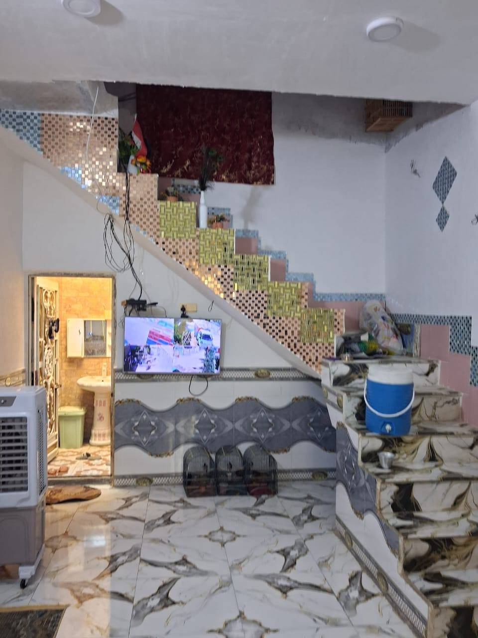 بيت البيع مستعجل بسبب الظروف البيت يتكون من ثلاثه غرف نوم  م خمسه في اربعه ع صاله سبه في اربعه استقبال سبعه في اربعه المطبخ قيد النشاء الصحيات داخليه وخارجيه البيت كلش نظيف الموقع  حي الصادق مقابيل الكناهره  المساحه ٢٤٠ الكلي الخدمات مجاري ماء وكهرباء وشارع عشر ١٠  تجي وشوف بعينك واني خادم ***********
