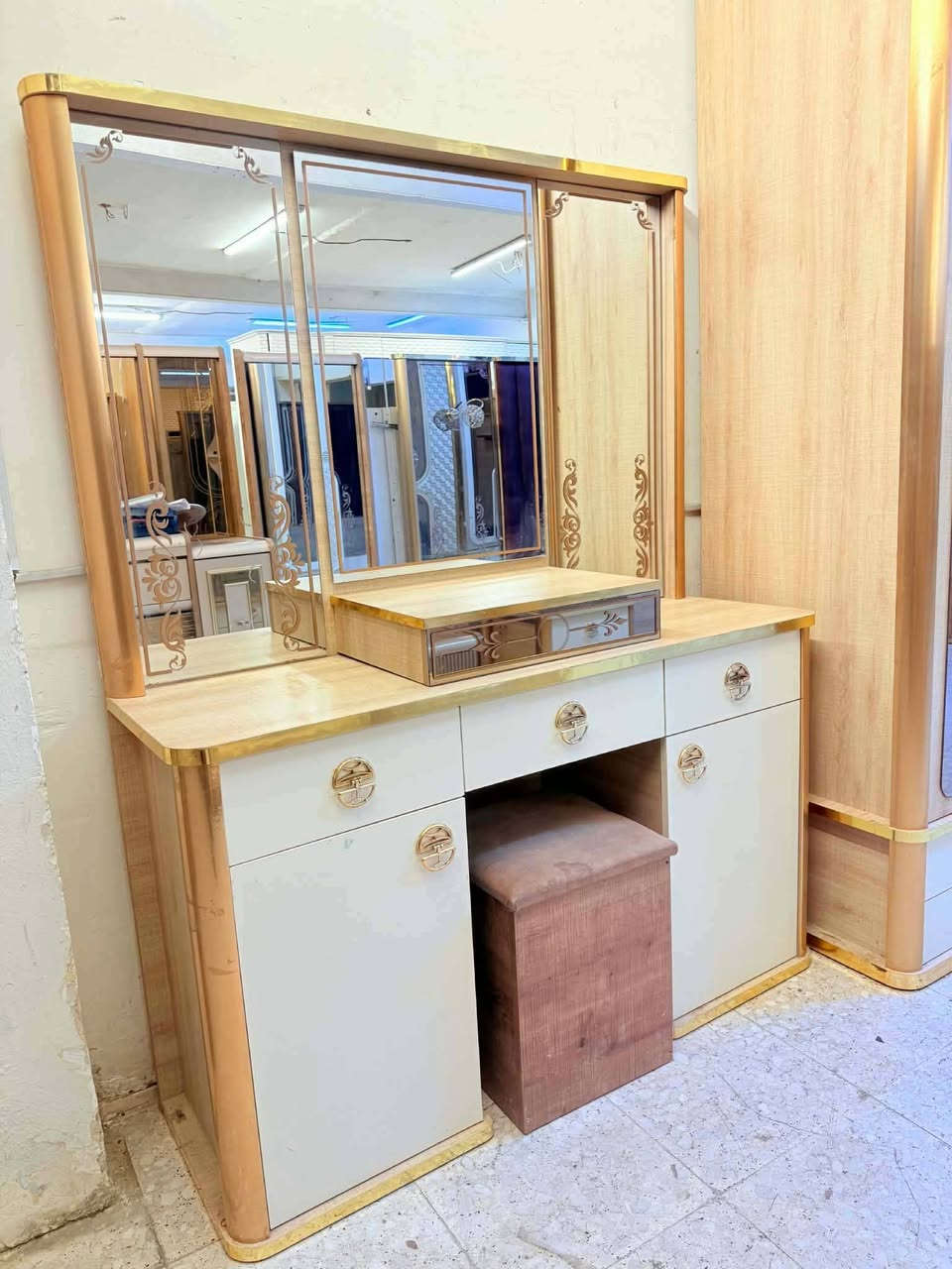 ✨ غرفة تركي 🇹🇷 ملكي 8قطع
نظام ابواب 
سرير مخزن عملي 
 قماش وتر بروف أصلي
✨ نظافة 90 /💯
 شد ونقل مجاني داخل بغداد
توصيل للمحافظات بأسعار رمزية


**إذا كنت صاحب هذا الإعلان وتريد حذفه لأي سبب، رجاءا أرسل رسالة إلى الدعم الفني**