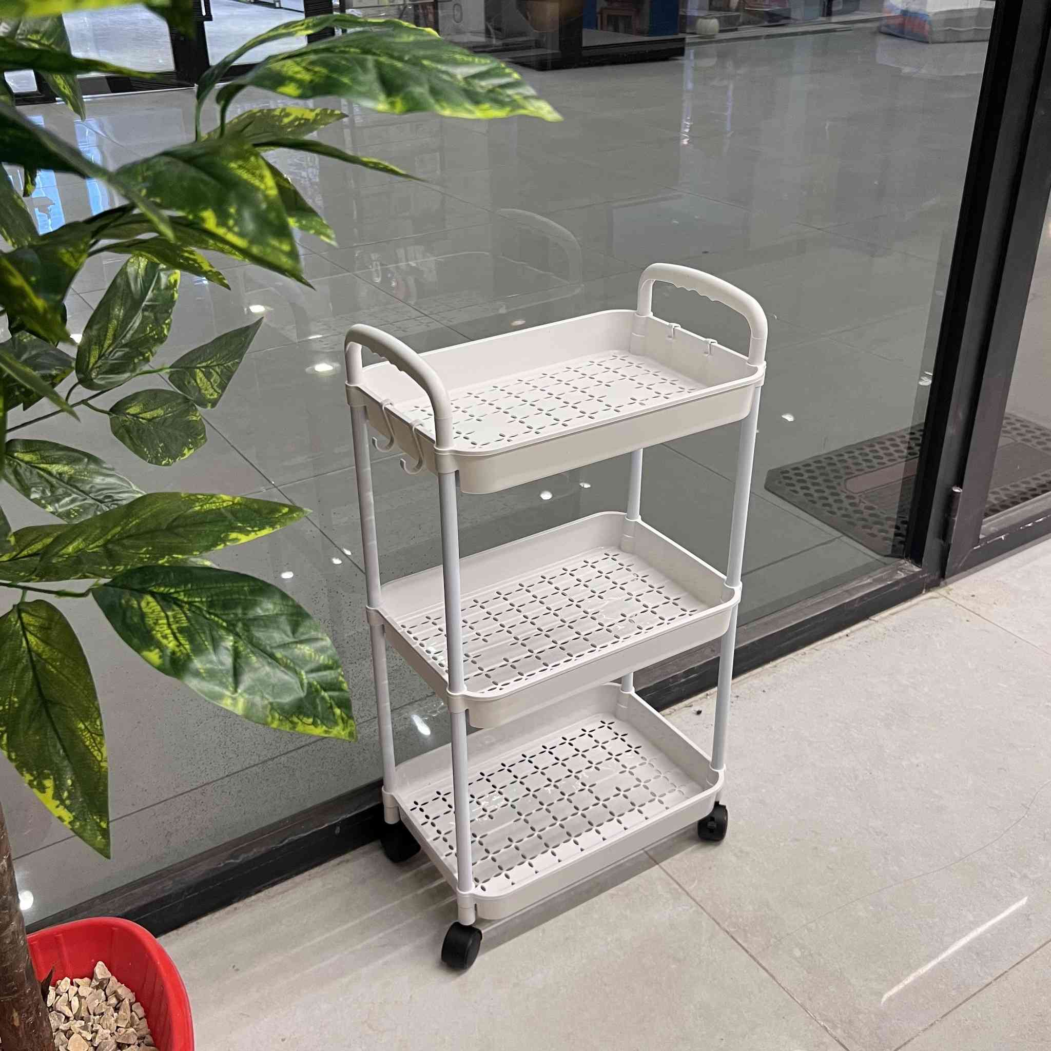 رف تخزين متحرك بثلاث طبقات - خزانة تخزين
اكتشف رف التخزين العملي بثلاث طبقات، مصمم ليضيف لمسة من الأناقة والتنظيم إلى مطبخك أو أي مساحة أخرى في منزلك. بفضل تصميمه المتحرك، يمكنك بسهولة تحريكه وتخصيص المساحة حسب احتياجاتك.

• ثلاث طبقات واسعة توفر لك مساحة تخزين مثالية لتنظيم مختلف الأغراض.
• عجلات سفلية تجعل الحركة والتنقل سهلًا دون عناء.
• هيكل خارجي متين بلون أسود كلاسيكي يمتزج مع أي ديكور.
• مقبضان جانبيان علويان لتسهيل الاستخدام والتحكم.
• تركيب سهل واستخدام عملي.

المواصفات:
• عدد الطبقات: 3 طبقات عملية.
• عجلات سفلية لتعزيز الحركة بسهولة.
• الأبعاد: 71*39*26 سم.

محتويات العلبة:
• ثلاث قواعد/أرفف.
• أعمدة دعم متينة.
• مقبضان جانبيان.
• عجلات سفلية.
• قطع تثبيت وتركيب.


**إذا كنت صاحب هذا الإعلان وتريد حذفه لأي سبب، رجاءا أرسل رسالة إلى الدعم الفني**