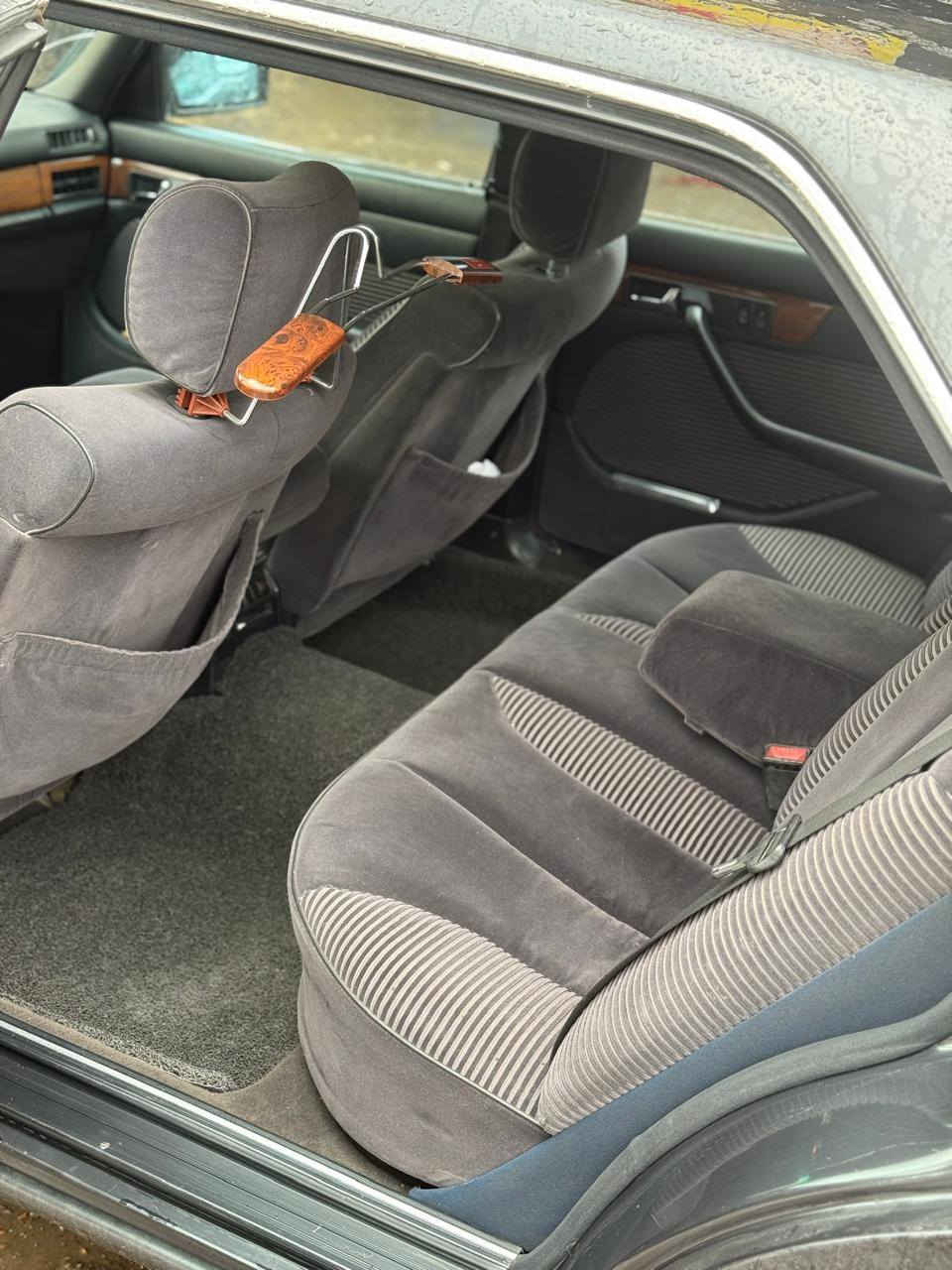 مرسيدسـ موديل 1990
E300  _SEL
مصبوغه جماليه بدون اي ضربه
عضمتها جدديده صفاح سياره موس
 كهرباء والضفيره مملعوب بيها
مكانها بغداد/حي القاهره
السعر 135 وبيها مجال انشالله
***********
