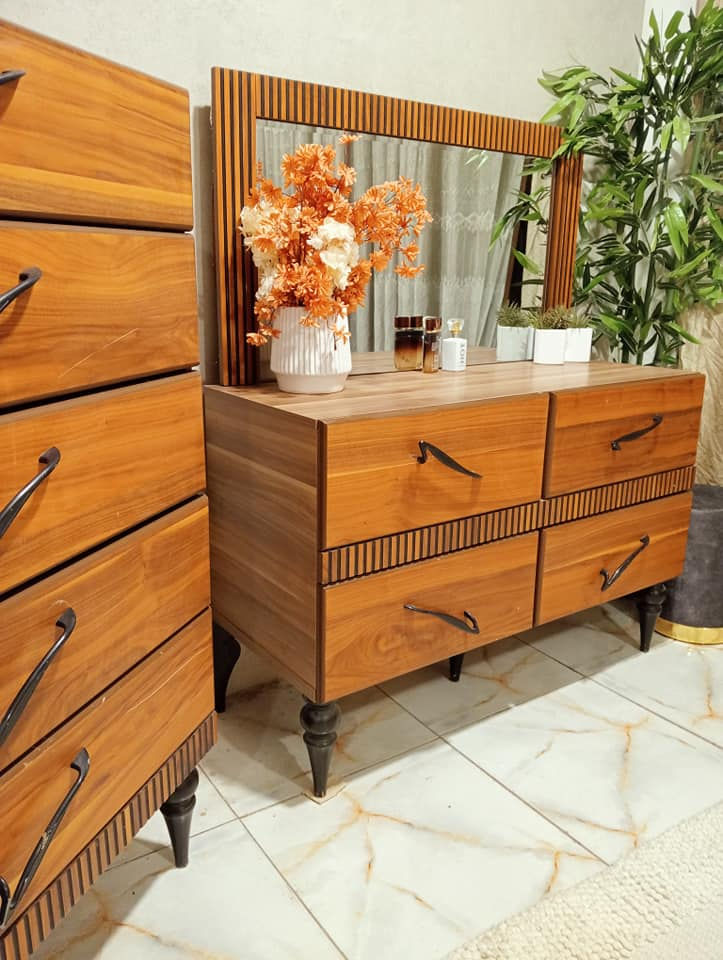 غرفه تركيه ماركه خشب زان 
خشب ثقيل جدا مخزن بالسرير
هايدروليك والظهر بلوك
اريده ب900 سعر الشراء 26 ورقه
***********  واتساب
