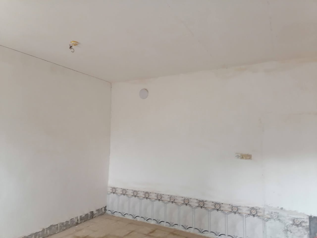 دار سكن زراعي سند ٢٥
المساحة ١٨٥ متر
الشارع ١٢ متر
الموقع الديوانية خلف حي الصدر الرابع قرب سيد عبدالله قريب على شوارع التبليط
البناء الاساس طابوق والباقي بلوك
استقبال
وغرف نوم عدد ٢
وصاله
وصحيات
ماء وكهرباء ومولدة متوفره
السعر ٢٥ مع مجال 
مرقم من قبل البلدية
تحول سهم بأسم المشتري من صاحب الأرض 
للاستفسار أكثر مراجعة مكتب التوكل للعقار الكائن في حي العسكري شارع ٣٠ او الاتصال والمراسلة على الواتساب على الرقم ***********
@إشارة
