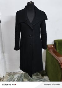 كوت اسود طويل  قياس S  يلبس  وزن  50 الى 65  السعر   8  الحجز خاص  او ...