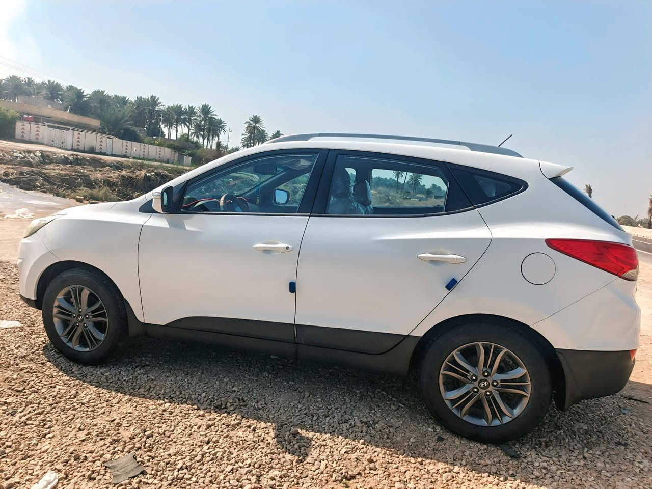 البيع البيع . هيونداي توسان خليجي
1.موديل :2016 شكل15
2.محرك:2000دوش
3.ماشيه:123الف حقيقي
4.كير ومحرك على وضع الشركه
5.رقم:بغداد الانكليزي بسمي
6.السياره:كفاله عامه من صبغ وتبديل . ملاحظة بسيطه السياره بيه بعض الكارتات 
7.موصفات :شاشه كامره اشاير بلمري هند بريك رجل دك جرس من تعبر 120 موصفات التوسان المعروفه 
8.السعر: 167 وبيه مجال الطيبين
9.العنوان:بابل حله ناحية النيل
10.رقم الهاتف :***********
