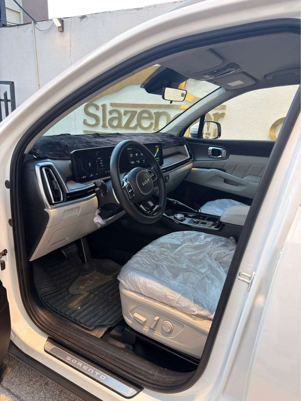 السلام عليكم من رخصه الادمن 

عندي كيا سورنتو 2025 خليجي للبيع 
مواصفات السياره 
بيها ضربه جاملغ وبنيد بدون دواخل 
ماشيه 40 كيلو 
داتا شو 
داخل ابيض
كشنايت كهرباء 
جنطه كهرباء 
3 قطعه تبريد 
سبعه راكب
6سلندر 
اربعه انظمه قياده التحكم موس 
كير موس 
سايد بريك بصمه 
بصمه تشغيل وابواب 
اشاره ترحيب 
مرئي شفط 
ويل 20 
مانع انزلاق ونحدر وصعود مرتفعات
مناخ منفصل 
وبعد بيها هواي مواصفات 
السعر 285 وبيها مجال 
رقم بغداد بسمي تحويل ثاني يوم السياره كلش حلوه وجديده كير ومكينه وصدر امامي خلفي وتايرات وتبريد كهرباىيات كلها على وضع الشركه مكان السياره بغداد الشعب او كراده الاستفسار الاتصال على الرقم *********** بغداد, العراق
