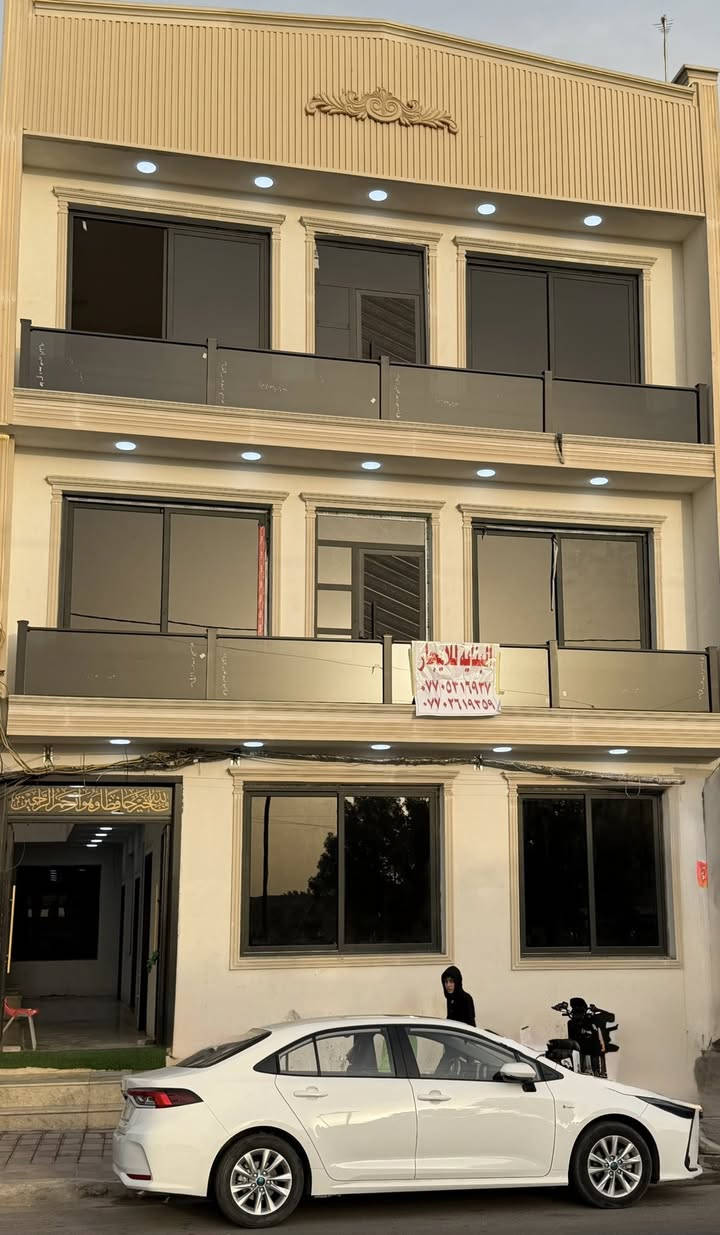 السلام عليكم بناية للأيجار تتأجر كاملة او طابق حسب الرغبة المساحة ٢٥٠ متر الموقع الجوادين مقابل بلدية الشعلة الرقم ***********
