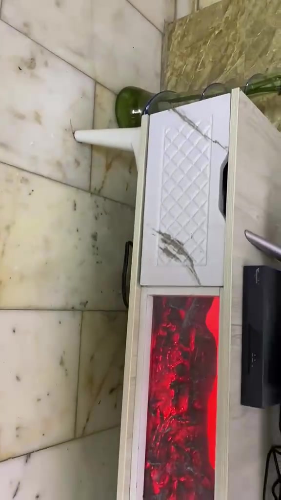 ميز بلازما جديد الطول 150 سم 
متوفر بلونين الاسود والأبيض 
كميات كبيره داخل المخزن 
السعر 49 الف وتوصيل 5 

متوفر واتساب : ***********
