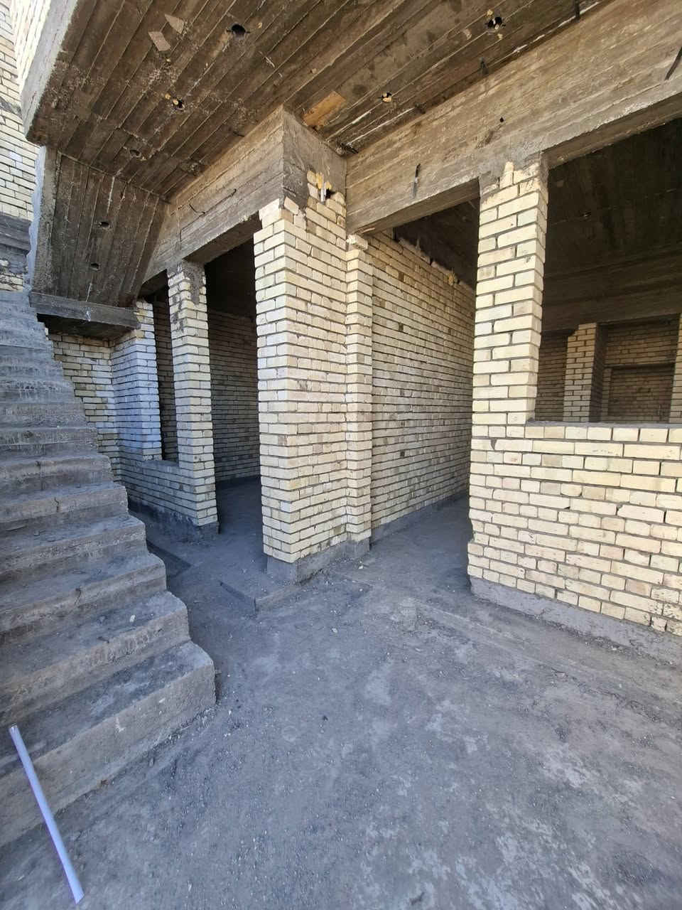 هيكل مساحه ١٥٠ للبيع خلف قاعه اوسكار التصنيع  كامل تكدر تسحب عليه اسكان ويرهم بيت واحد او تسوي مشتملين 
تفاصيل البناء الطابق الارضي غرفتين نوم ومطبخ حار وبارد وصاله مفتوحه ع الهول الداخلي وحديقه داخليه الطابق الثاني شقه اماميه غرفه ومطبخ وجلوس مع الصحيات الجزء الخلفي ثلاث غرف نوم وحده صغيره مع اثنان كبار مشتركات وحده سويت  مع بيتونه كبيره للتواصل ع الرقم التالي ***********
