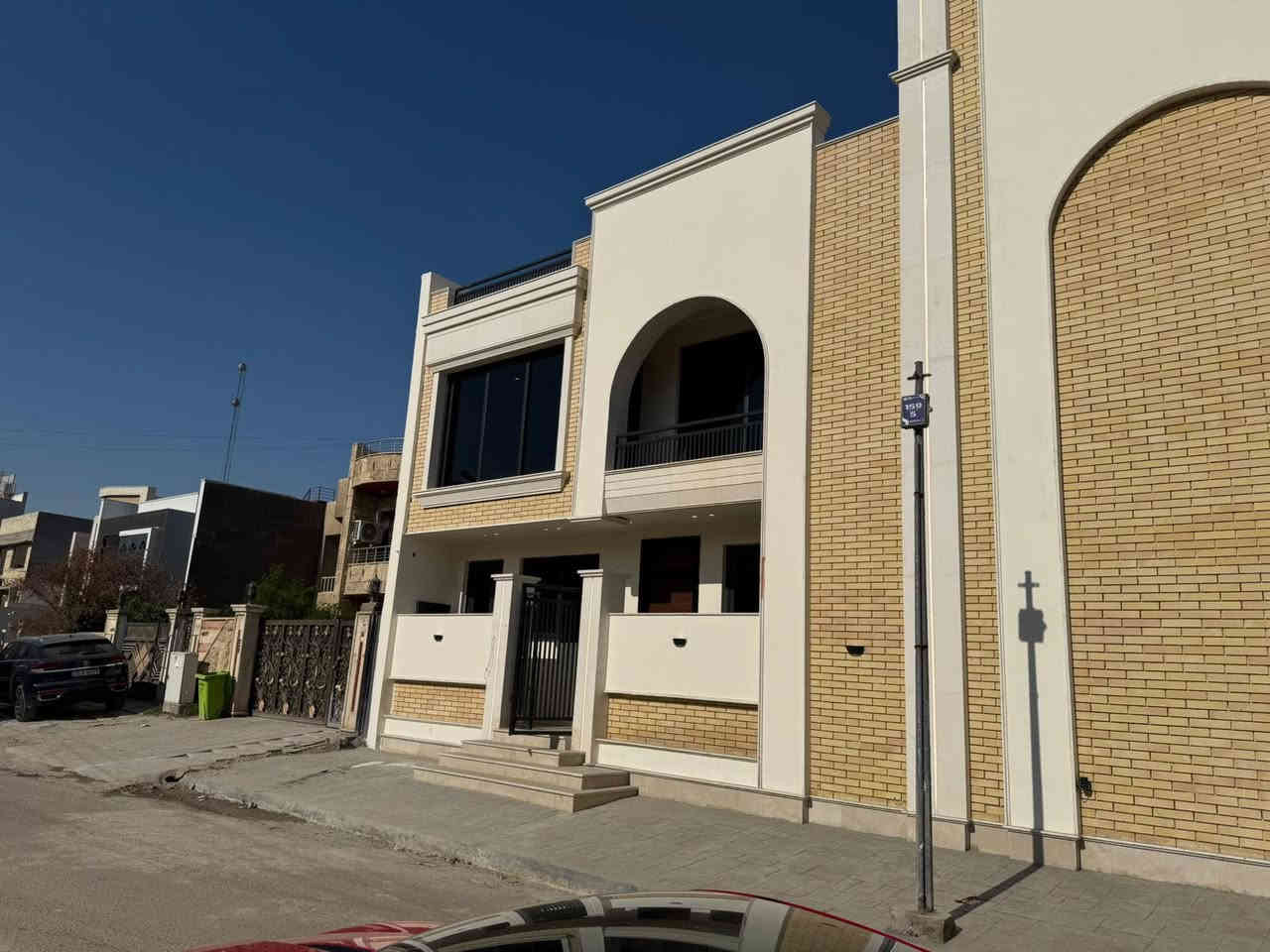 السلام  عليكم
للبيع   ----للبيع  ----للبيع  
في  الحارثية   محلة  213   المربع  الذهبي  خلف  لحوم  عارف  سابقا   
الواجهة    10  متر     ونزال  10  متر    
بناء   حديث    طابقين   ونص     
يحتوي  خمس   غرف  نوم   وخدمات   عدد 4    ومطبخ  كبير   وصالة  
للاستفسار      ابو  موسى ***********
***********
