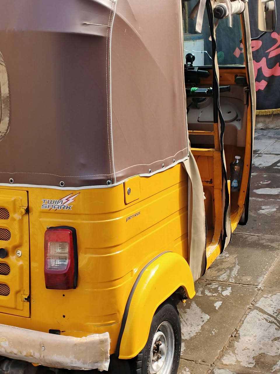 السلام عليكم تكتك2020للبيع تكتك حلوة نضيفه شوف عينك وتجي وتشوف مكينه خير من الله كبل لشارع رقم وسنوية ب اسمي كلشي موضح السعر7ونص وبيها مجال حك الجيه العنوان مدينة الصدر الاورفلي للتواصل***********او خاص
