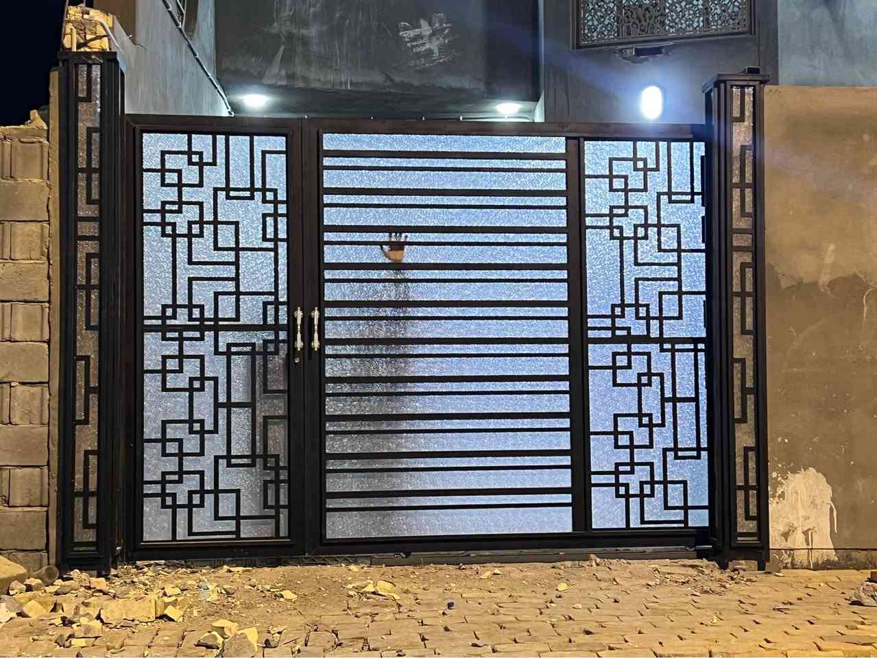 معمل حدادة الاخوين لعمل الأبواب و الشبابيك والمحجرات والسقائف وكافة أعمال الحداده أحدث النقوش والحديد الثقيل الهاتف*********** انسب الاسعار وكافت النقشات ملاحظه (25الف كرسته وعمل المتر الواحد السقيفه صطح البصرة, العراق
