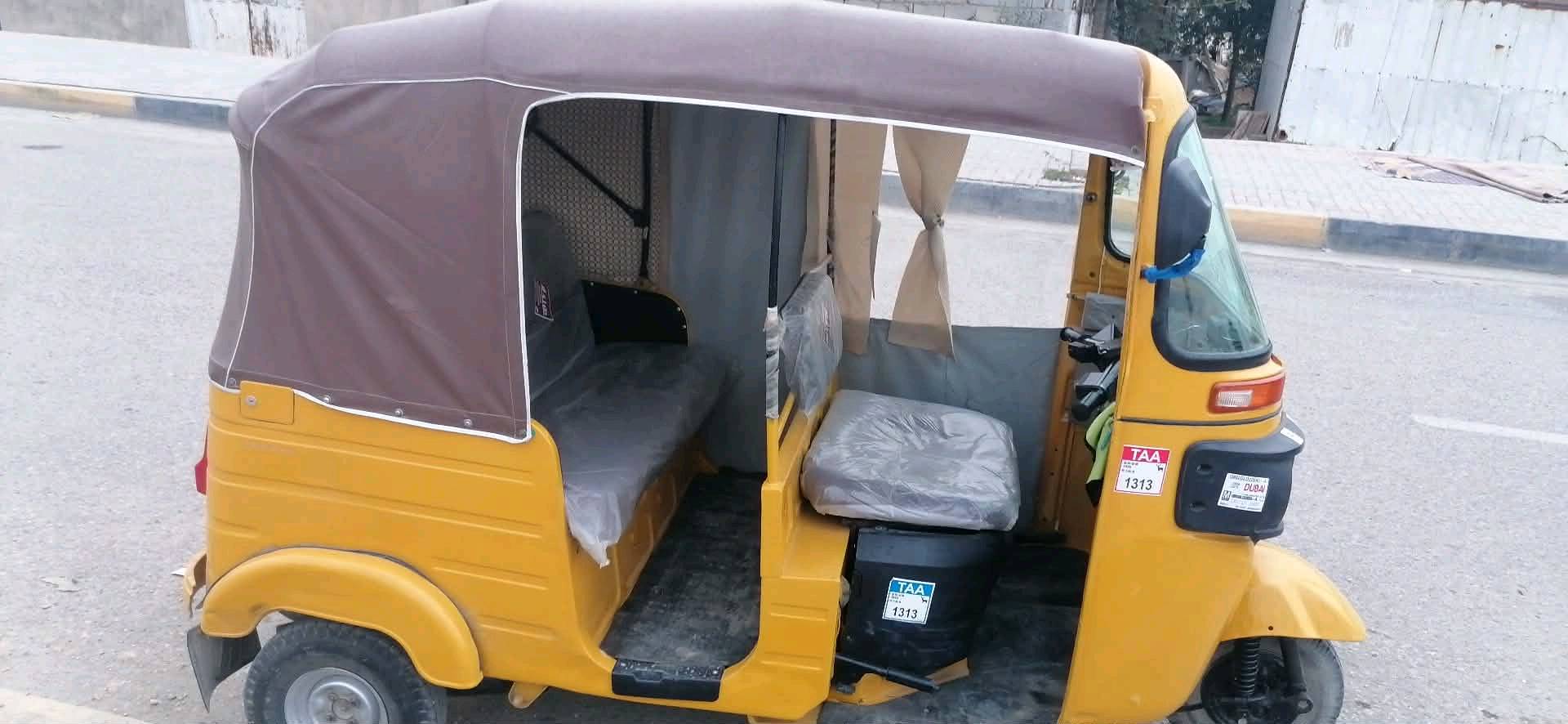 هذا تك تك معروض للبيع بحالة ممتازة. اللون الخارجي أصفر مع سقف بني، والمقاعد ما زالت مغطاة للبقاء على نظافتها. تتوفر به كافة الخصائص الأساسية التي تحتاجها لبدء العمل فوراً. التصميم يوفر راحة وسلامة للركاب والسائق معاً. مثالي للاستخدام داخل المدينة. المحرك تم فحصه حديثاً وهو يعمل بكفاءة. فرصة ممتازة لمن يبحث عن وسيلة نقل اقتصادية وفعالة.