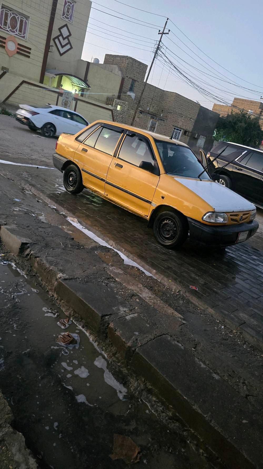 سيارة للبيع باللون الأصفر، نظيفة من الداخل والخارج. تمتاز بالرحابة والراحة في المقاعد. السيارة عملية ومناسبة للاستخدام اليومي. الجنوط بوضع جيد والإطارات مستهلكة قليلاً لكنها تعمل بكفاءة.