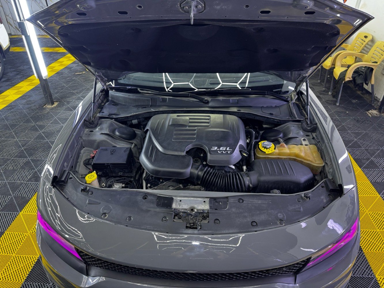 رمضان كريم
چارجر خليجي ٢٠١٨ 
گير ثمن نمر ومكينة ستة سلندر بالچيس على شرط الأدامة وتبديل الزيوت أول بأول 
حدادية نفض كامل بالكارتون البارحة شديتهة يعني اذا سمعت صوت طگة وحدة السيارة الك ببلاش 
السيارة كلهة كفالة عامة من الضربة والصبغ واللغود والشواصي والأيرباك عدة مكانات بسيطة بارد وأصل السيارة sxt محدثة gt بأحتراف وبالكامل يم مركز tnt الي بزيونة وعندي صورهة قبل التحديث 
السيارة ماشية 85 الف ميل على أيدينا كلهن على شرط ماشامة ريحة الخط 
تخم تاير تايلندي مو صيني هم مصارلة شهر من شديتة 
بوليش وحمام ونانو سيراميك يم مركز الخليج قبل ساعة من كتابة المنشور يعني هاي الصور هسة ماخذهن والشغل شوفة عينك 
الأضافات الي عليهة كالآتي استاذي:-
ليد متغير ٦٤ لون وبي تقريباً ١٢٠٠ حركة بين الرماش والمتغيرات 
شفقة ودفيوزر وملاعيب من شنايزر 
صالنصة رياضية تفتح وتسد شوكت ميعجبك عالريمونت وسطية يعني لا تجيم ولا تنسد والصوت ما شاء الله 
منضومة زينون بالكامل بين البلوجكتر والعدسة 
مواصفات الخليجي معروفة بس للميعرف :-
برمجة مراوح وراديتر بلادي ومناسبة لجو العراق 
فچوچ ودسكات الأمامية مال ثمانية سلندر 
شاشة وشاشة دشبول ومساعد صوتي كلهن عربي بالكامل 
السعر 218 وبيها مجال 
مكان السيارة ديوانية 
***********