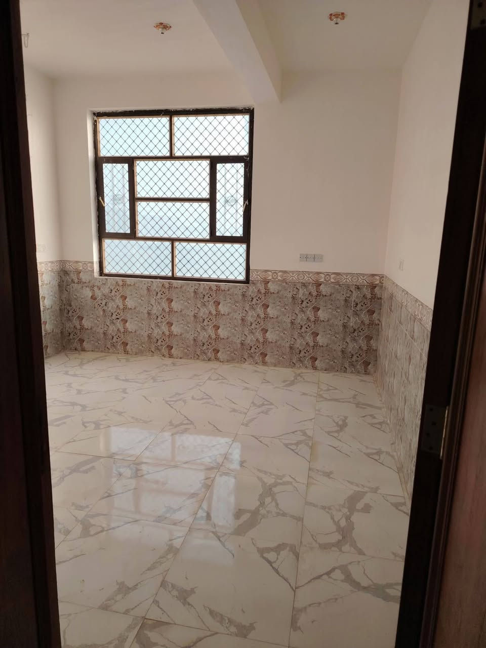 يوجد لدينا
شقه للايجار حديث البناء درجة أولى طابق اول 

غرفتين كلدور مطبخ صحيات

سعر الاجار 350 الف

الماء والكهرباء واصل ع ابو الشقه

حله نادر الثالثة قرب الطاقة

للاستفسار الاتصال على الرقم ***********
