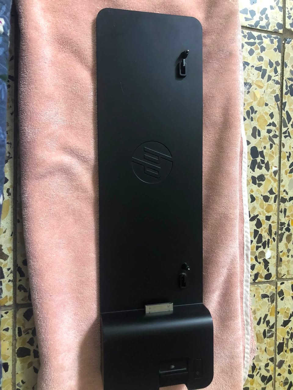هذه محطة إرساء (Docking Station) من نوع HP UltraSlim موديل 2013، مصممة لتوصيل أجهزة الكمبيوتر المحمول من سلسلة HP EliteBook بمختلف الملحقات المكتبية.      ***********
