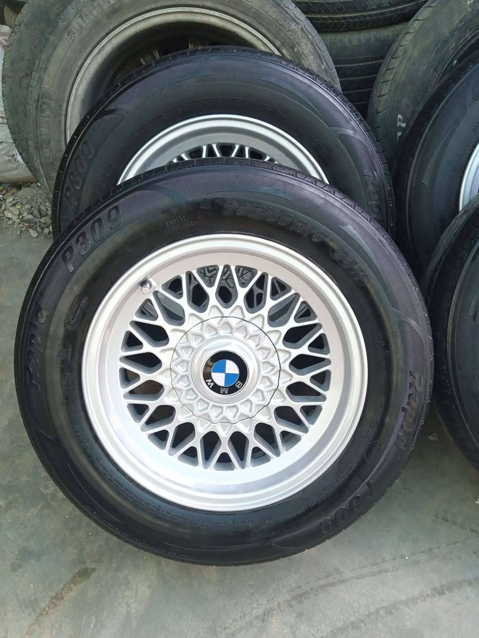 تاقم تایە ویلی حەسیر 15 بەشەرتی هەموو شتێک
بۆ گۆرینەوە بە هەموو جۆرە ویلی ئاڵوگۆر ئەکەم
بێ درزبێ لەحیم بئ خواری تاقمێ تایەی زۆر جوانی لە سەرە
***********
***********
