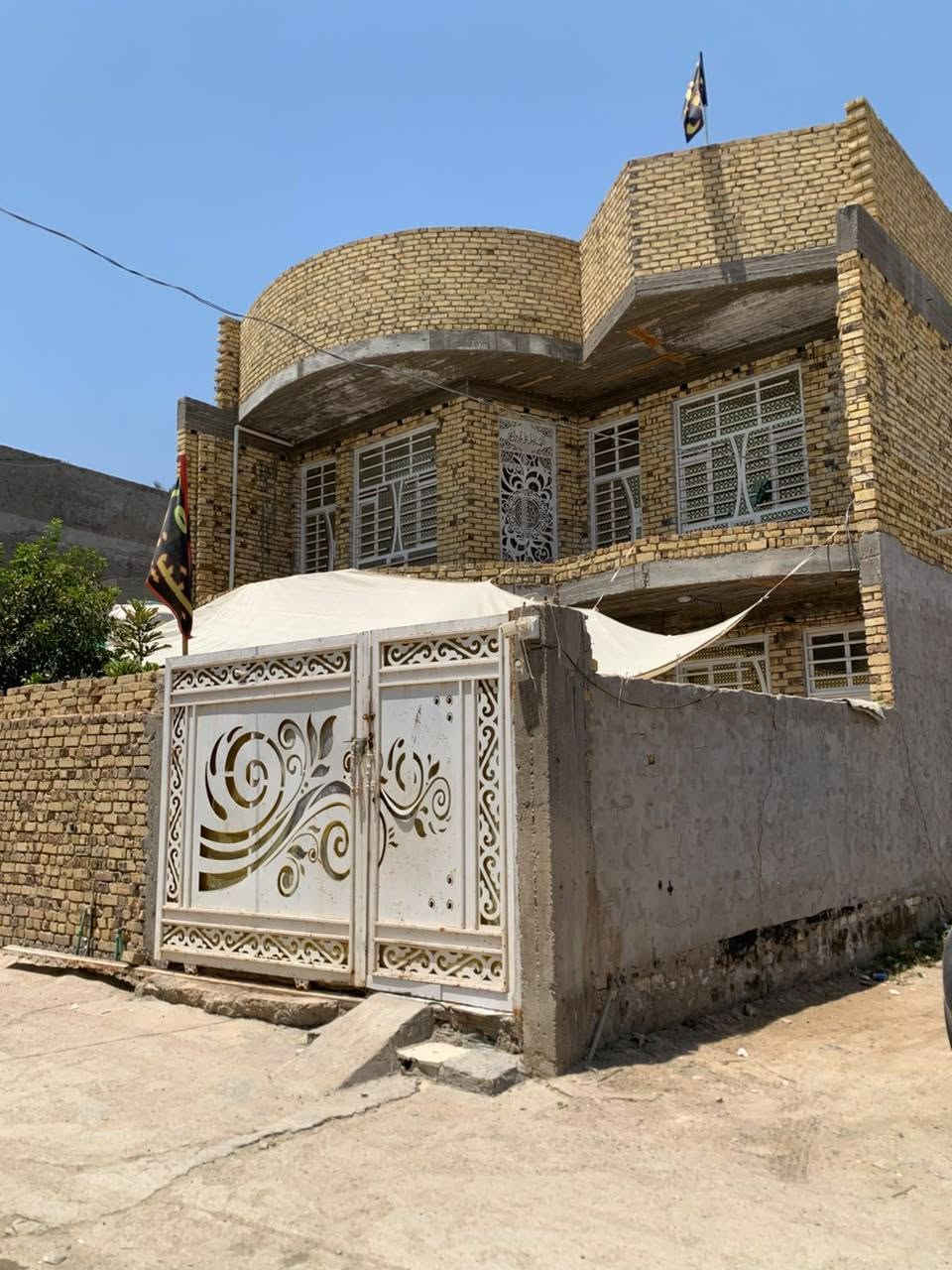 السلام عليكم دار للبيع طابقين موقع مميز طابو زراعي سند 25 المساحة 250م بناء حديث موقع البيت عله ربيانه
في الفرع مقابل وعد الكصاب 
خدمات ماء كهرباء كاملة شارع صب يحتوي الطابق الاول علة استقبال كبير وصالة كبيرة ومطبخ وغرفتين والطابق الثاني غرفتين وصالة قيد الانشاء صحيات داخليه وخارجية السقف للطابقين كونكريت مسلح 
المكان بابل المدحتية الحمزه الغربي 
السعر 150 وقابل للتفاوض استفسار اكثر ***********
السلام عليكم دار للبيع طابقين موقع مميز طابو زراعي سند 25 المساحة 250م بناء حديث موقع البيت عله ربيانه
