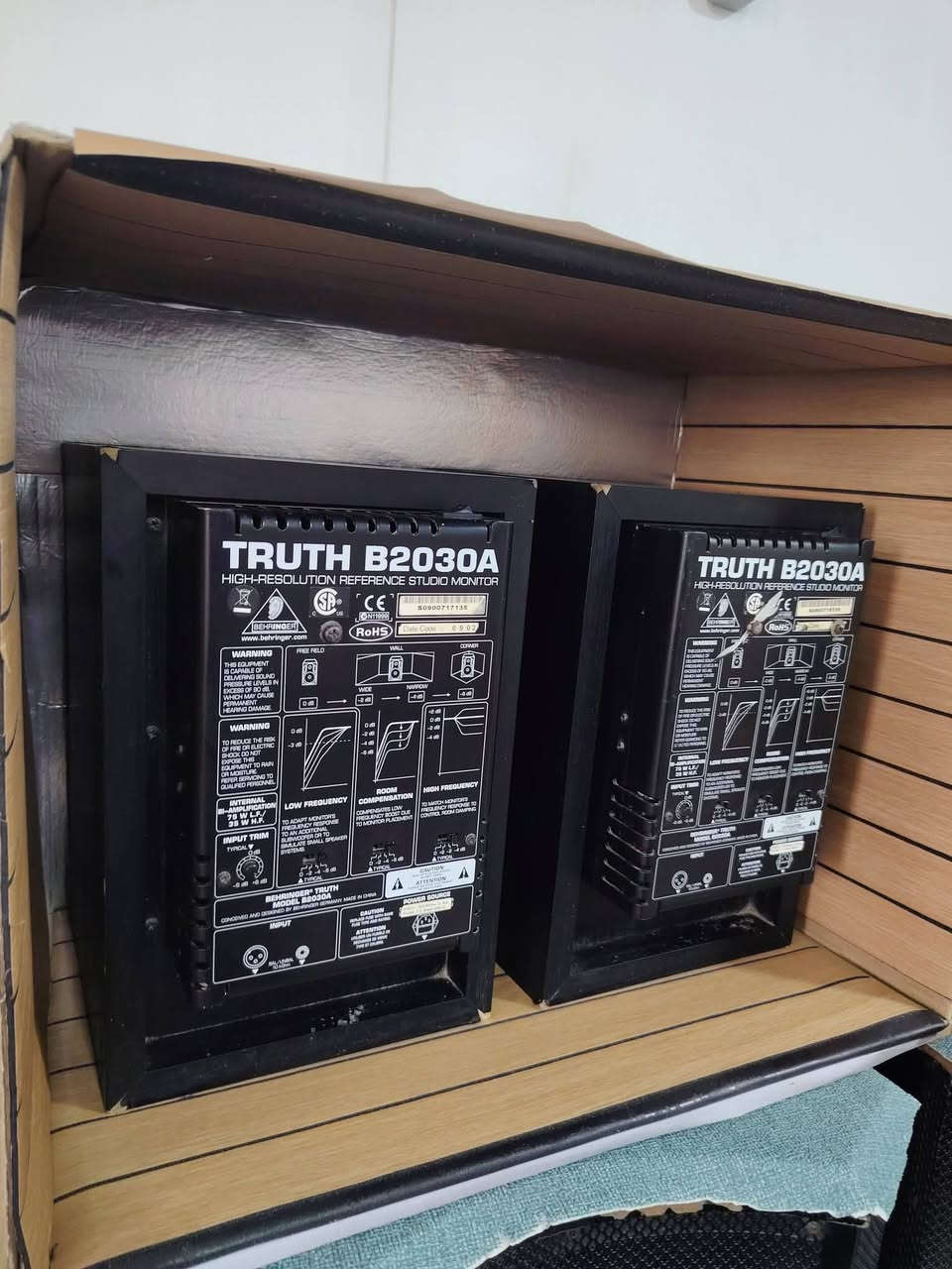 سماعات مونيتور احترافية (Behringer Truth B2030A)
سماعات استوديو نشطة (Active) غنية عن التعريف، تتميز بدقة عالية ونقاء صوت مثالي للتوزيع الموسيقي أو الاستماع الاحترافي.
​📝 المواصفات المختصرة:
​الموديل: Behringer Truth B2030A.
​النوع: Active Studio Monitor (تحتوي على مضخم صوت داخلي، لا تحتاج لأمبير خارجي).
​نظام الصوت: Bi-amped (تضخيم منفصل للترددات العالية والمنخفضة).
​المداخل: تدعم وصلات XLR و 1/4" TRS (وصلات احترافية).
​التحكم: تحتوي على لوحة تحكم خلفية لضبط الترددات حسب مساحة الغرفة (Room Compensation).
​📏 الحجم والأبعاد:
​حجم الـ Woofer (السبيكر السفلي): 6.75 إنش (يوفر بيس عميق ودقيق).
​أبعاد السماعة الواحدة تقريباً: الارتفاع 31.7 سم × العرض 21.4 سم × العمق 21.1 سم.
​الوزن: ثقيلة نسبياً (حوالي 9 كغم للسماعة الواحدة) مما يعطي ثباتاً ومنعاً للاهتزاز.


**إذا كنت صاحب هذا الإعلان وتريد حذفه لأي سبب، رجاءا أرسل رسالة إلى الدعم الفني**