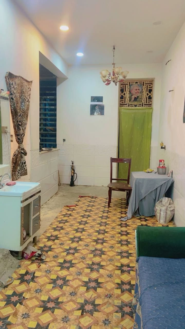 السلام عليكم  بيت مساحته 125 متر في حي البتول شارع الثلاجات البيت كله طابوك ونضيف بنيان جديد ***********
