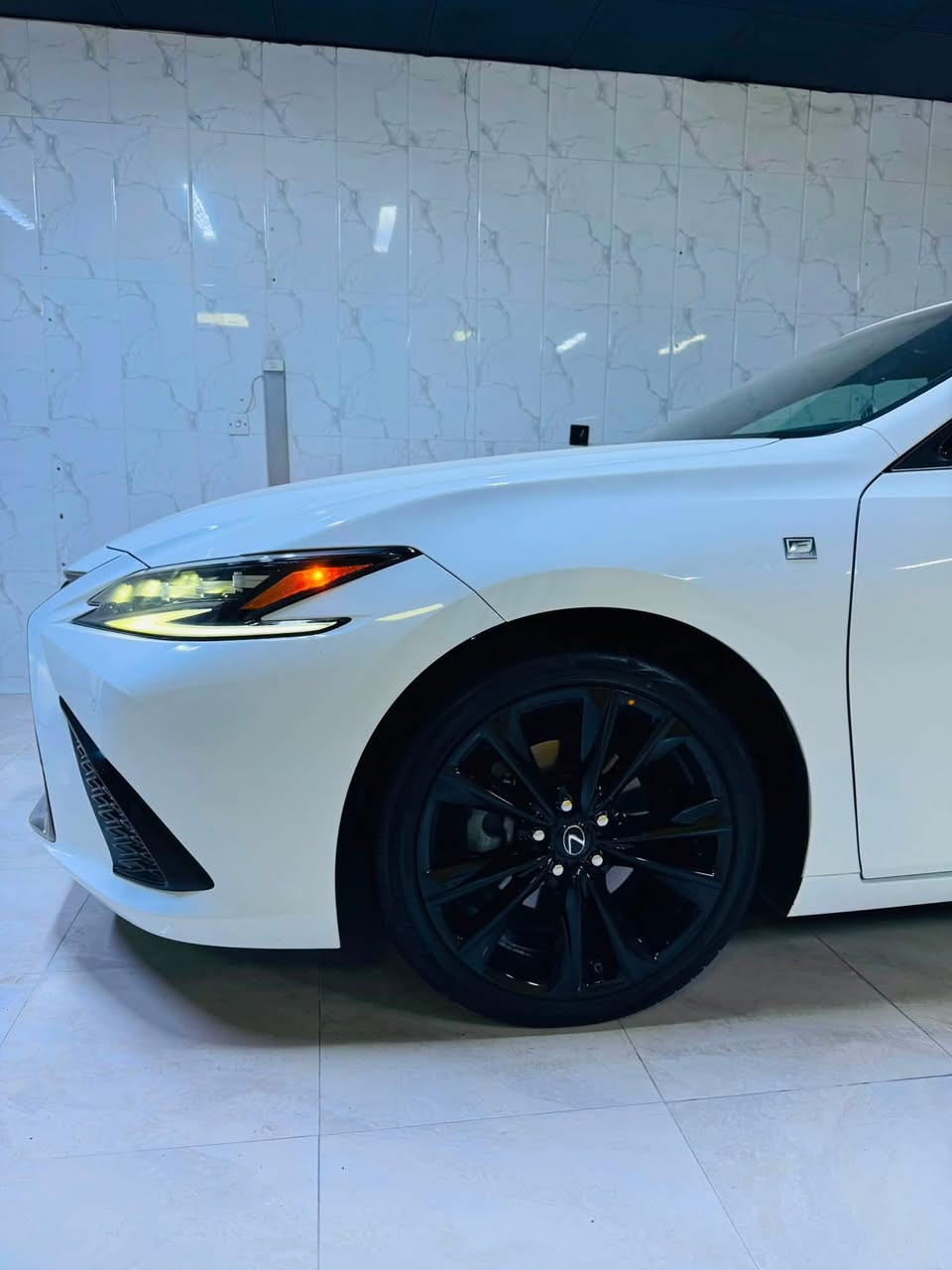 LEXUS ES 350  Fsport 2023
دعامية الي دعامية كفالة من صبغ و بارد و شخت كلين تايتل 

لايت ئوتو ٣ عدسات متحرك 

داتاشو 

شاشة كبير 

شحن وايرليس

تشغل عن بعد 

رادار امامي و جانبي خط مسار 

حساسات امامي و خلفي 

كشنات هيتر و تبريد 

ستيرن هيتر كهرباي 

كيج الكتروني متحرك

١٢ سماعة ماركة markt Levinson

كشن خزن

مريات شفط 

٤ ابواب ذكي 

ويل ٢١ تخم تايرات جديد انتاج ٢٠٢٥ 

بعد اهوية مواصفات بيها 

سنوية جديد ٢٠٢٩

٢ بصمة 

ماشية ٤٠ الف 

***********
