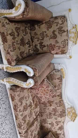 سلام عليكم للبيع طخم 2 اكبار 4 اصغار الاستفسار عل رقم ***********
